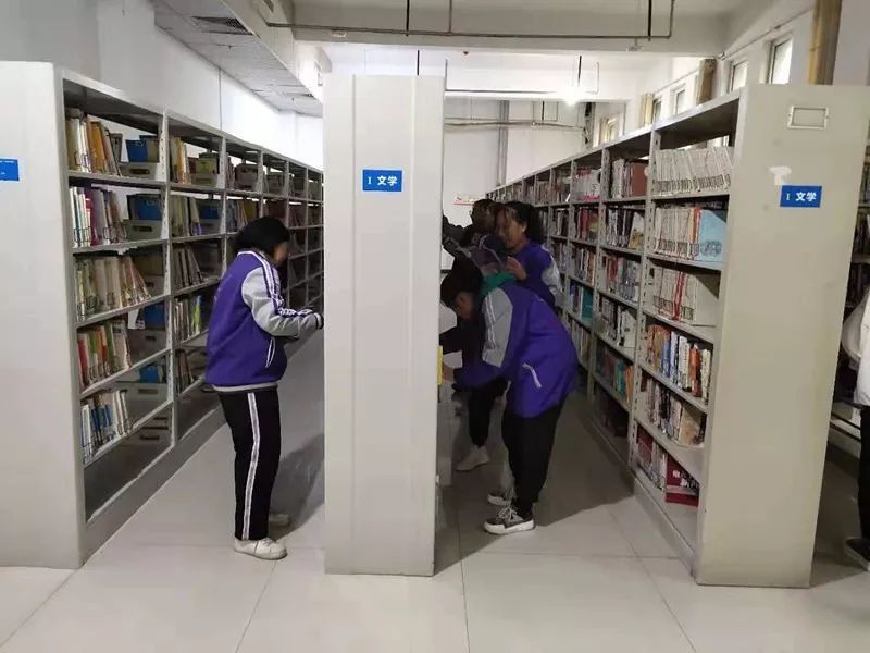 林虑中学师生走进市图书馆开展志愿服务