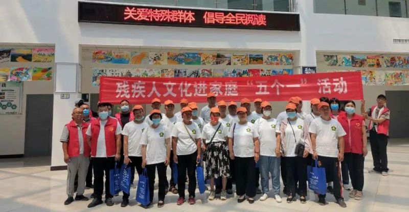林州市图书馆迎来特殊读者