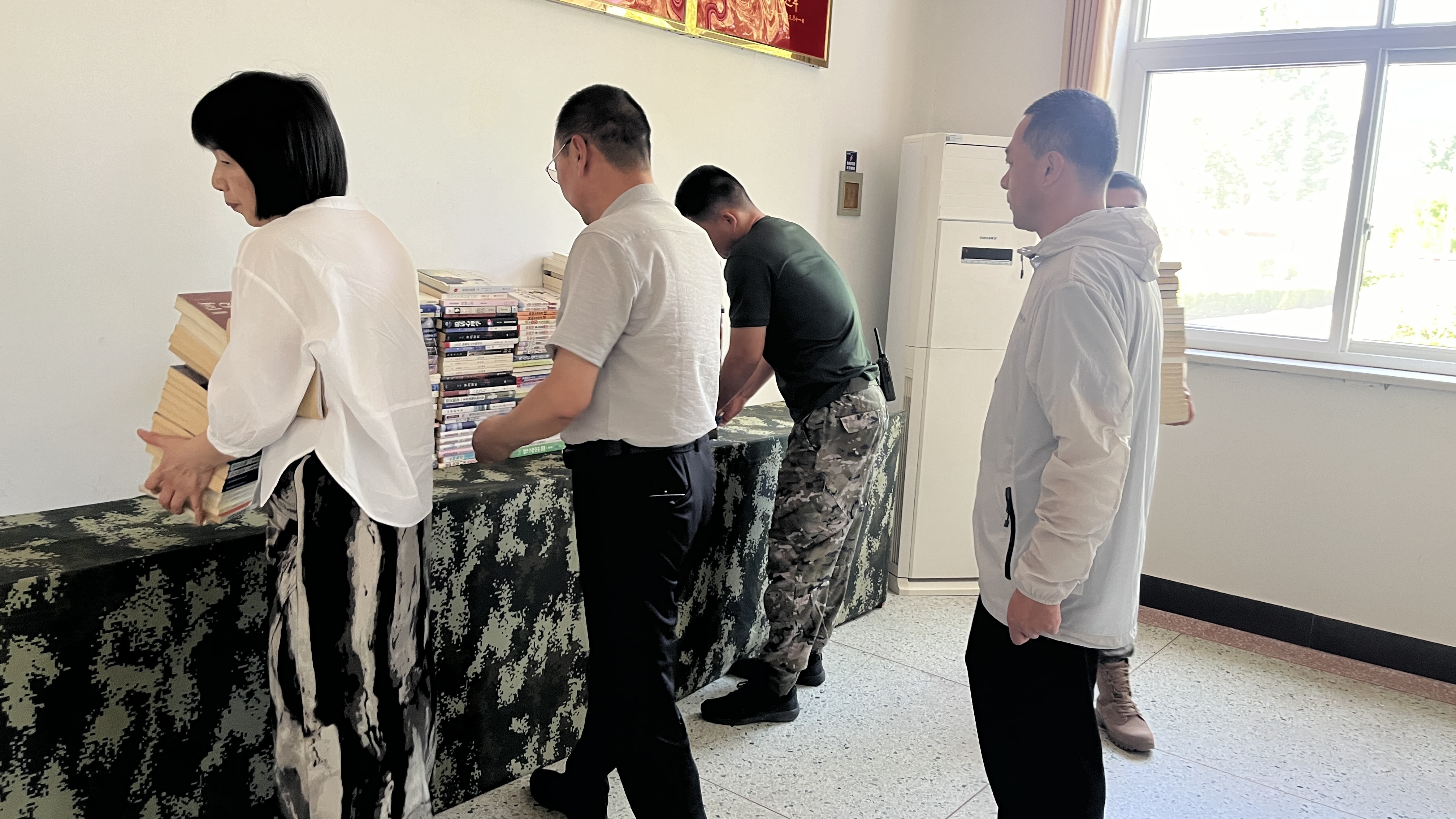 图书进军营 共叙鱼水情 (2)